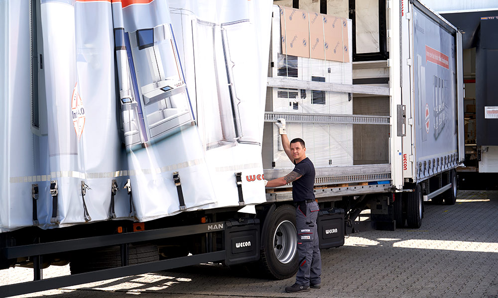 Herr Sarzhan beim öffnen eines LKW-Anhängers.